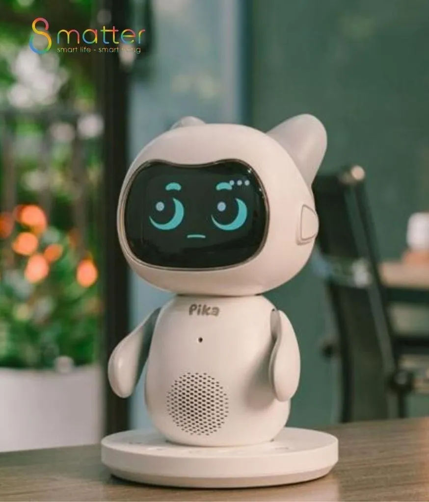 Robot Pika trên mặt bàn gỗ, phía sau lưng là tán cây xanh