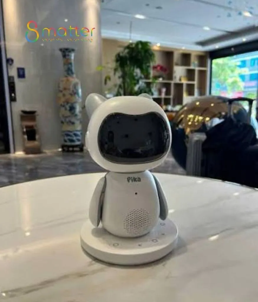 Robot Pika đặt trên bục trưng bày bên trong một trung tâm thương mại