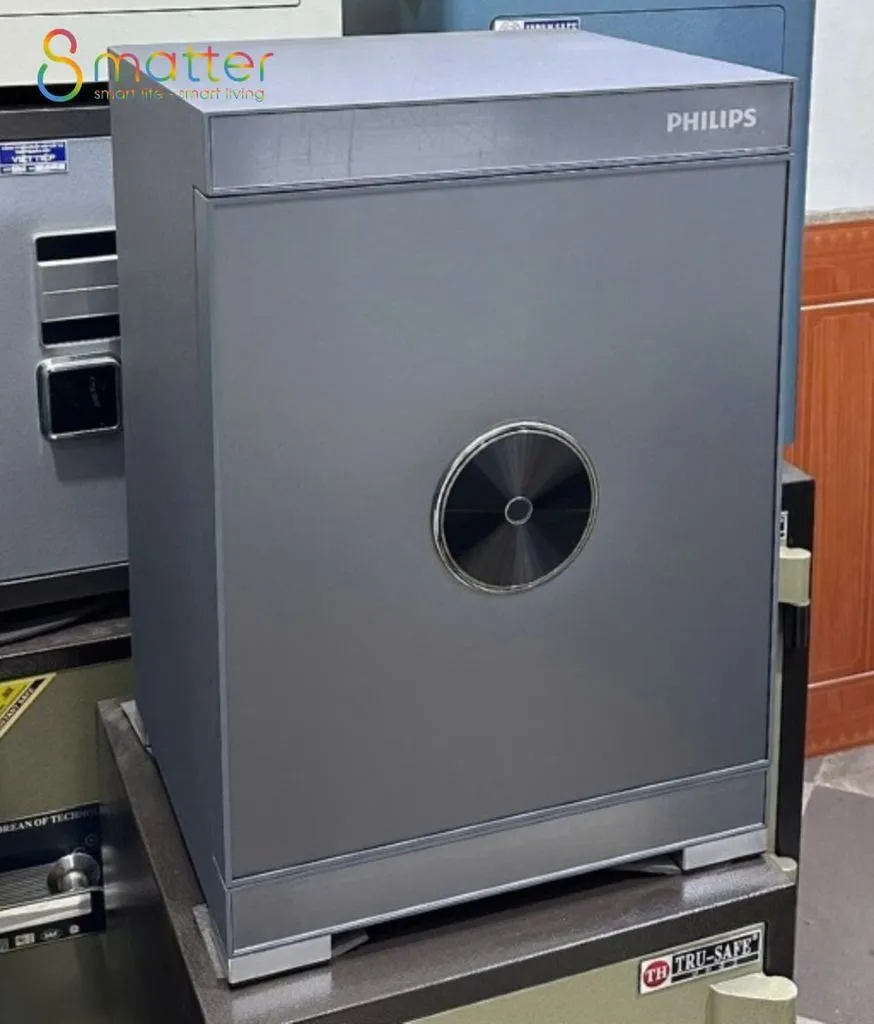Két sắt Philips màu xám cỡ lớn đặt trong phòng, phía dưới có tem dán