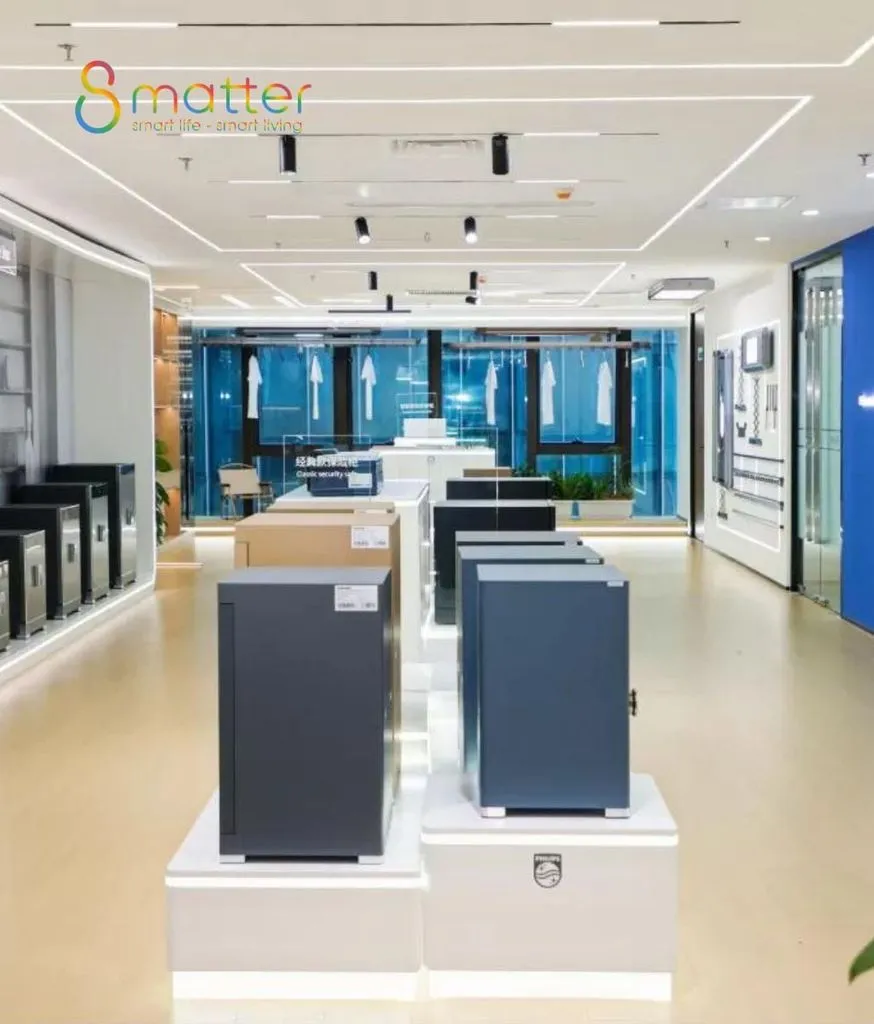 Showroom trưng bày nhiều chiếc két Philips đặt trên các bục riêng
