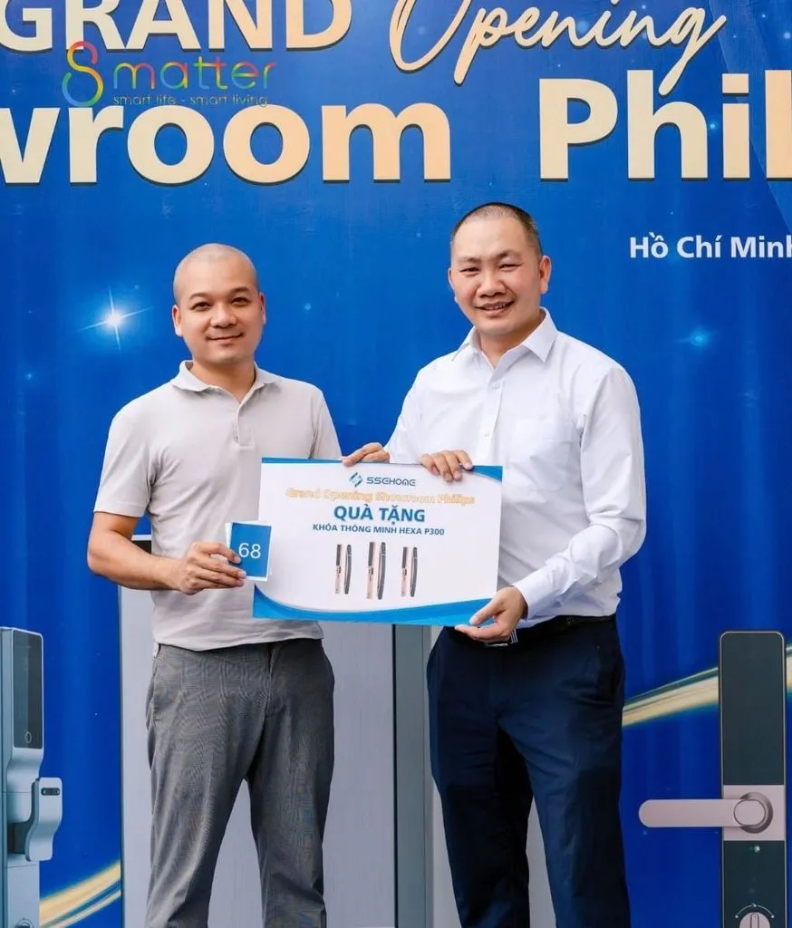 Ảnh sự kiện khai trương showroom Philips với hai người cầm bảng chứng nhận