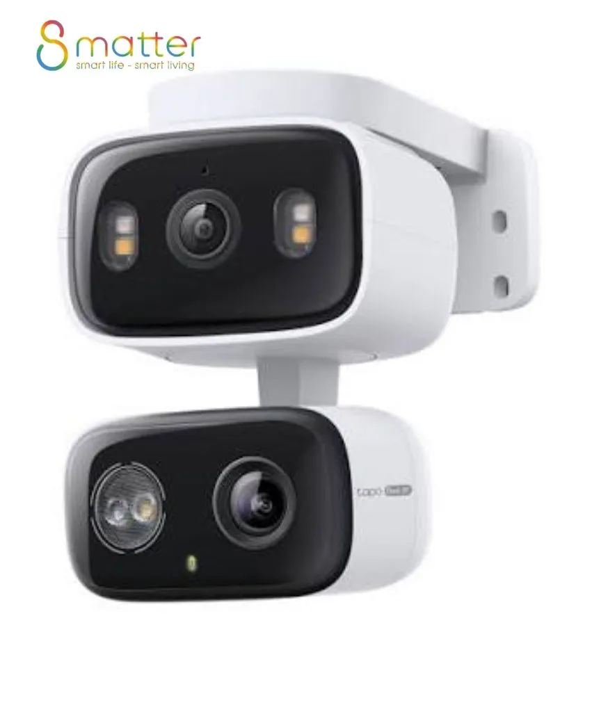 Camera Tapo C246D màu trắng có ống kính kép, chụp từ hai góc khác nhau