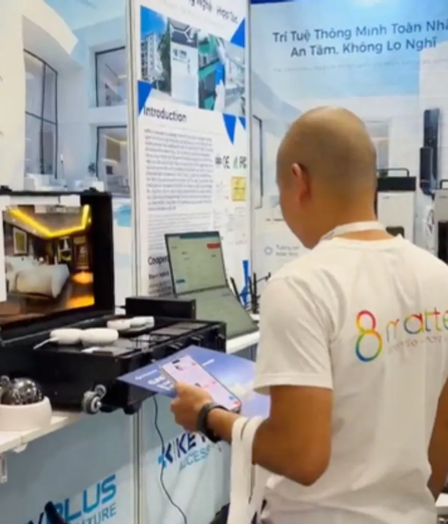 Người mặc áo 8matter đứng xem poster tại gian hàng triển lãm thiết bị