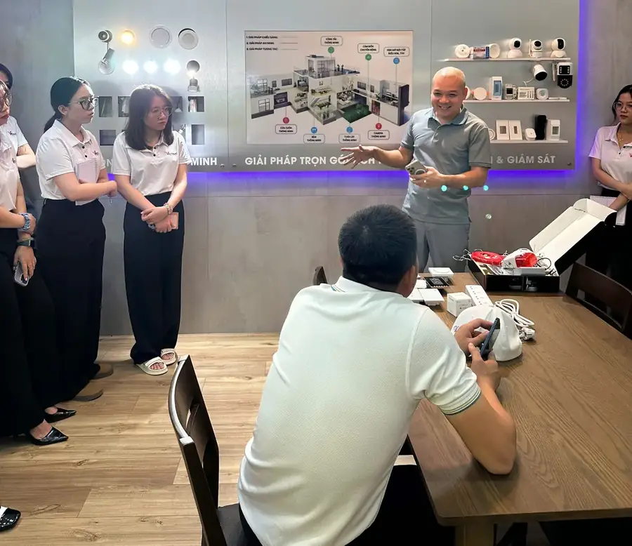 CEO Hân Nguyễn cầm thiết bị giải thích cho nhóm tư vấn viên trong khu trưng bày 8MATTER