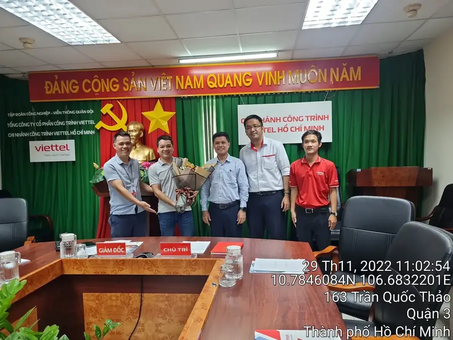 Bắt tay và tặng hoa trong phòng họp Chi nhánh Công trình Viettel TP.HCM