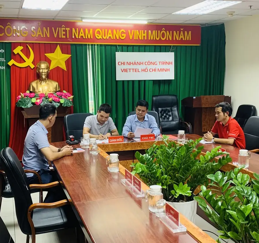 Bàn họp giữa CEO Hân Nguyễn và Ban giám đốc Công trình Viettel tại TP.HCM