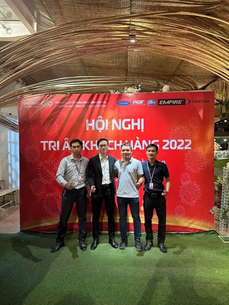 Chụp chung trước phông hội nghị tri ân khách hàng 2022 của Viettel Construction