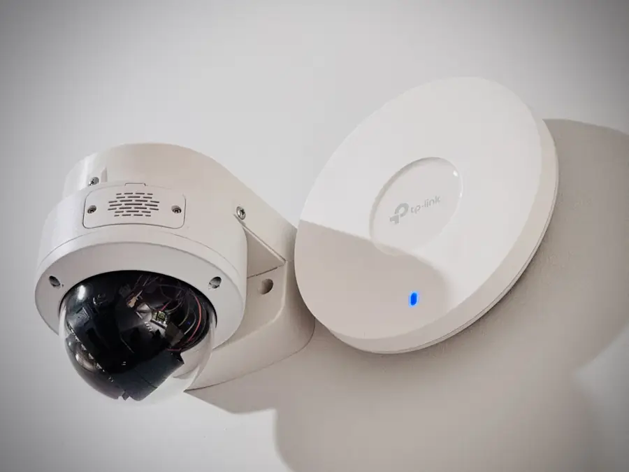Camera vòm an ninh và bộ phát WiFi gắn trần tại biệt thự Vũng Tàu